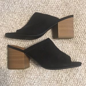 Black universal thread open toe mules